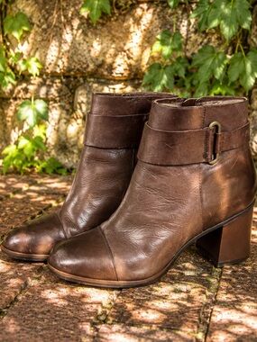 KORKS Distressed Brown Leather Chic Ankle Boots, Beautiful Patina, 9M